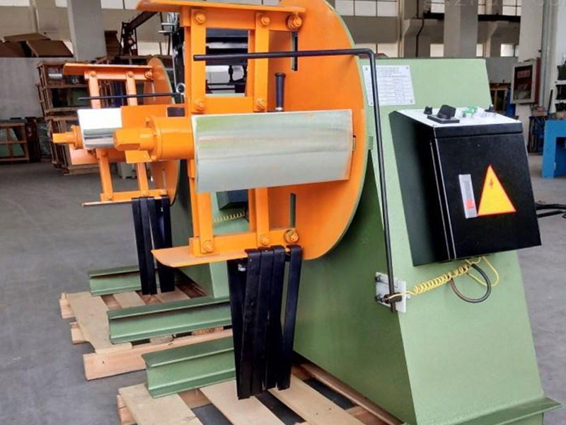 Vertical steel strip unwinding machine